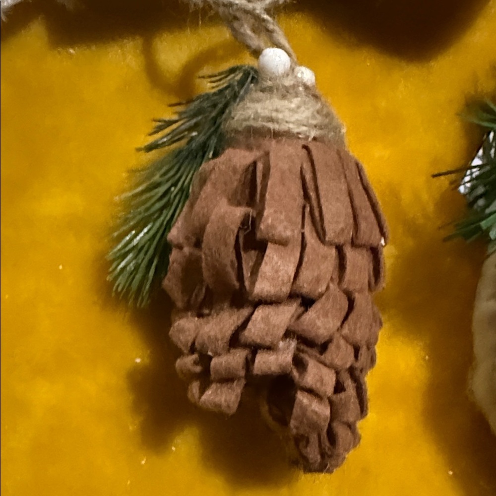 Festive Holiday Decor Set with Wreaths and Ornaments - Picture 5 of 8